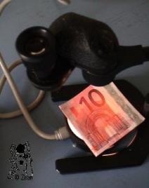 10 Euroschein auf dem Leuchttisch